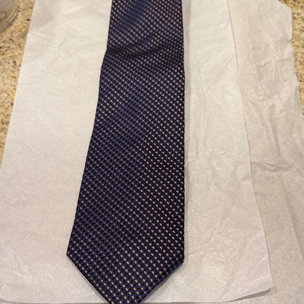 Elegant Navy and beige  Patterned Tie silk
